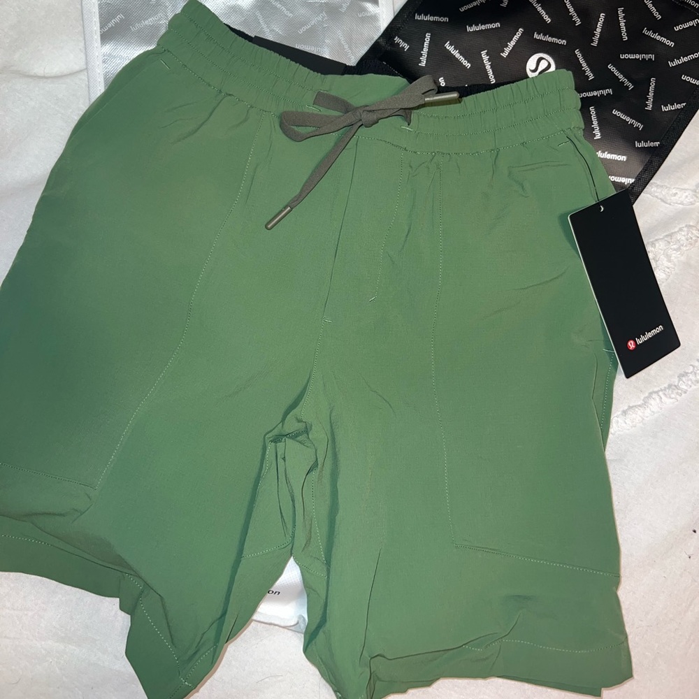 BNWT BOWLINE SHORT 8"